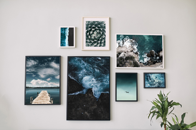 Parete di quadri con motivi blu