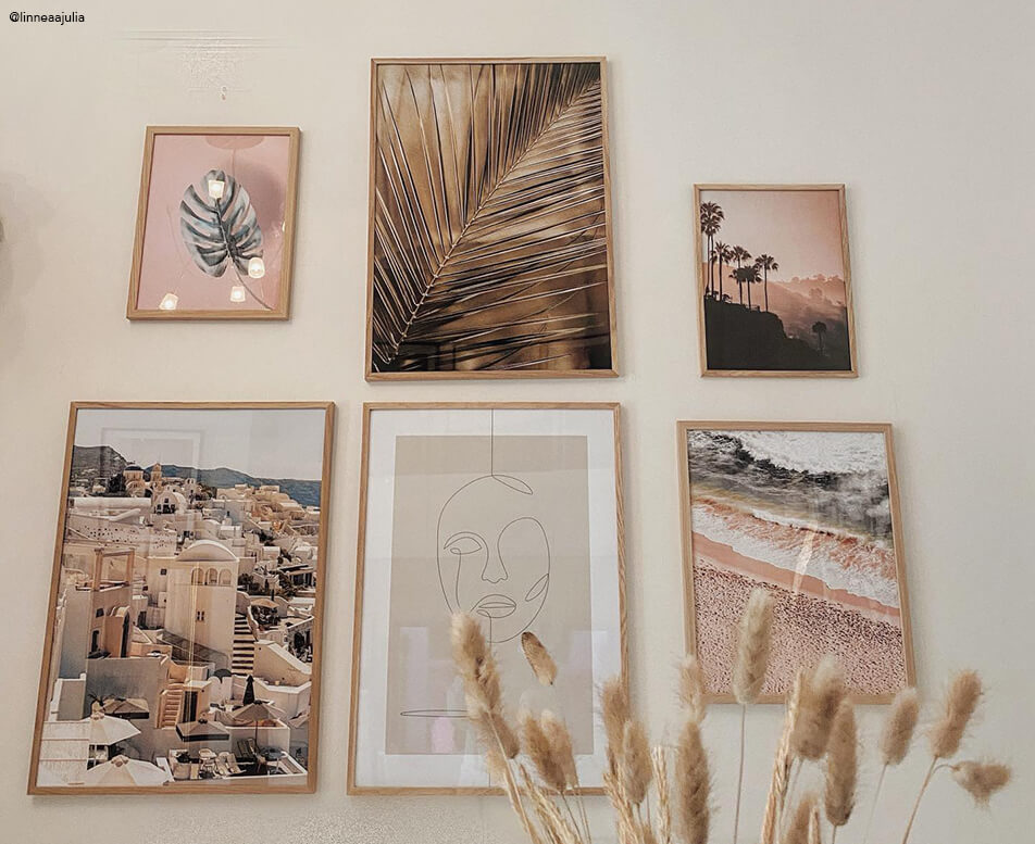 Parete di quadri con cornici in rovere e motivi naturali