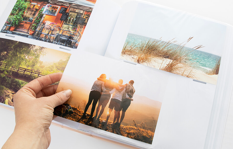 Album fotografico aperto con tasche in plastica e foto