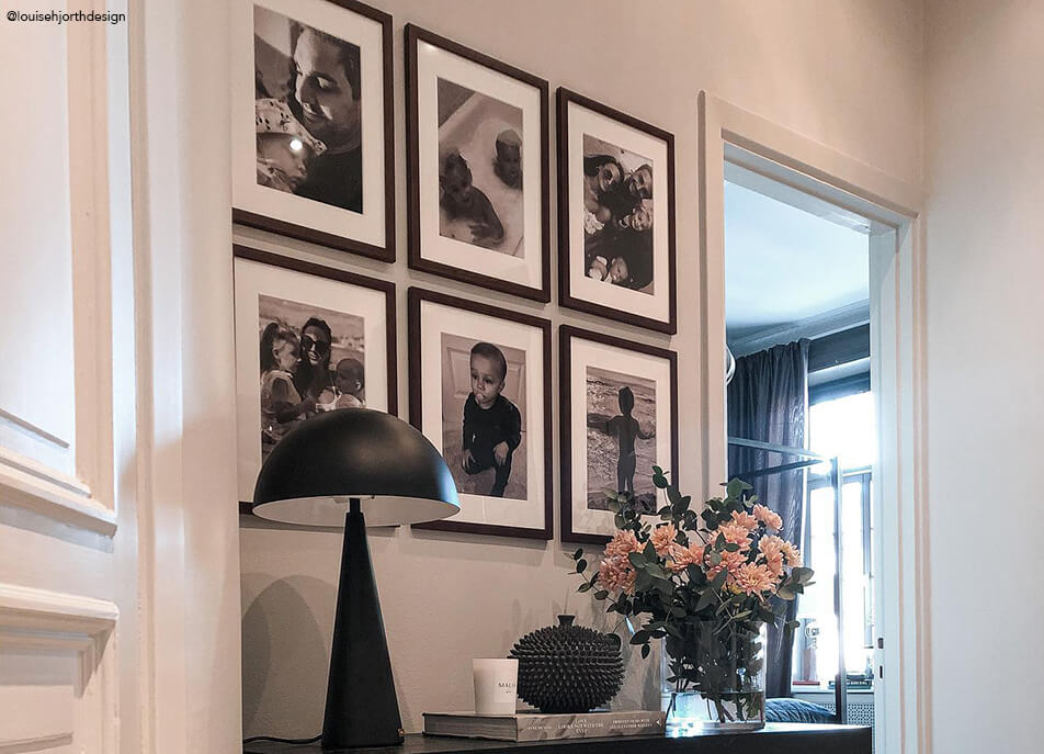 Parete di quadri simmetrica in bianco e nero