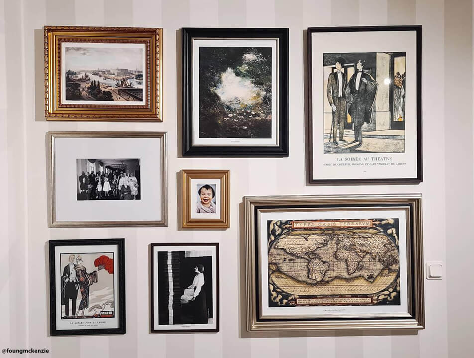 Parete di quadri in soggiorno