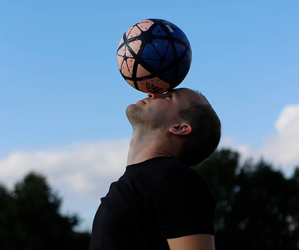 Il designer Tim Hansson fa trucchi con il pallone