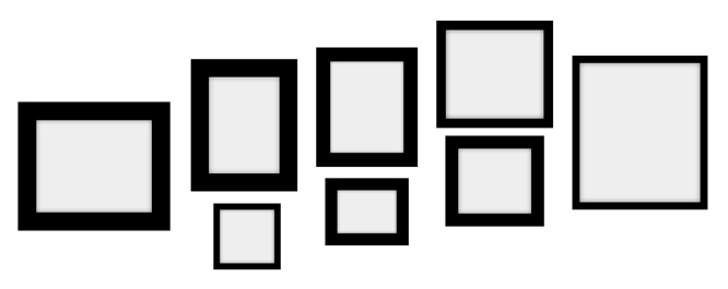 Parete di quadri disordinata ma elegante